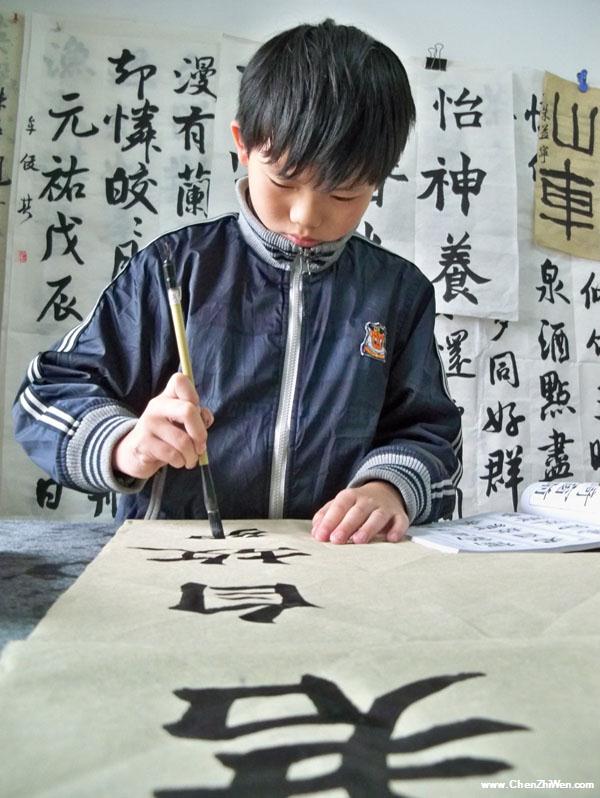 专注练习书法的少儿班学员