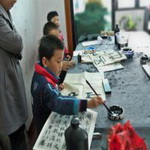 专注练习书法的小朋友